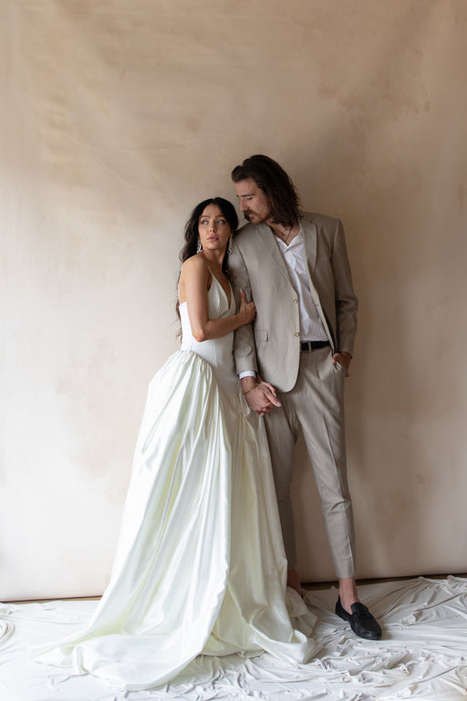 8x12 Great Salt Lake backdrop with bride and groom. Image by Taylar Photo